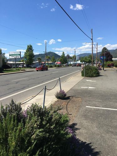 1325 NE 7th St, Grants Pass, OR 97526